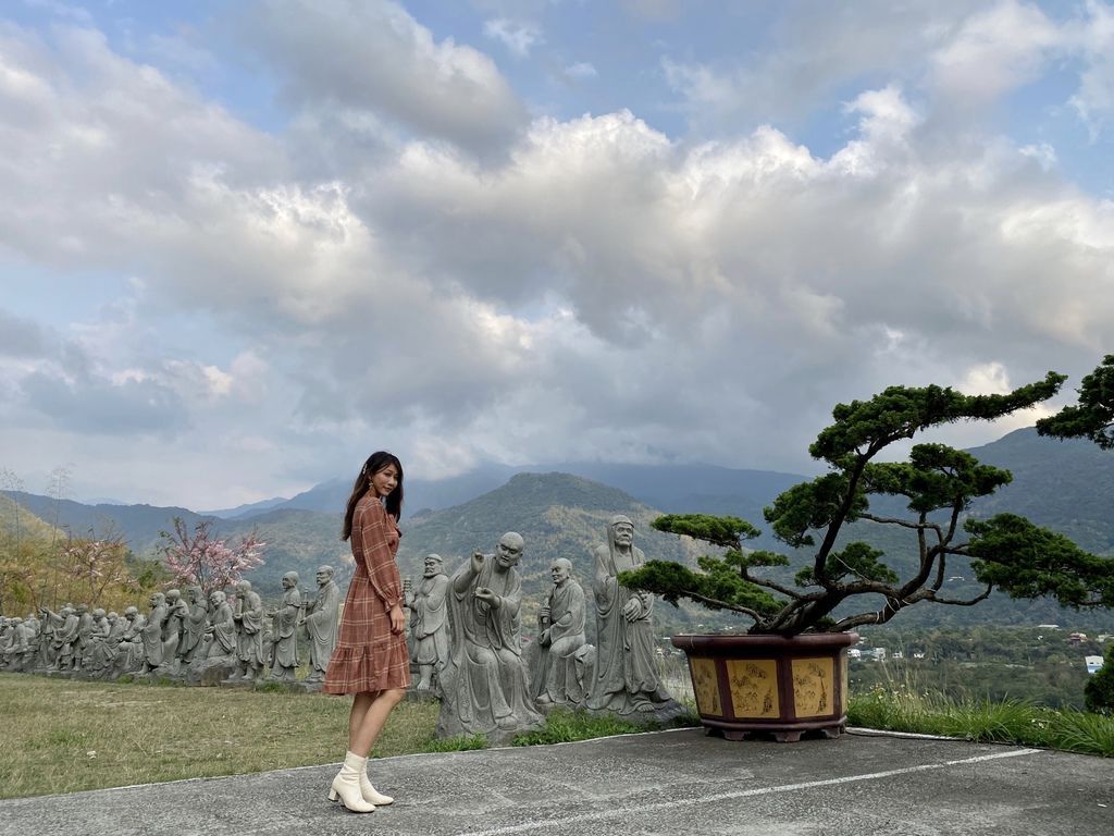 高雄六龜景點-坐落於寺院前的五百羅漢-諦願寺