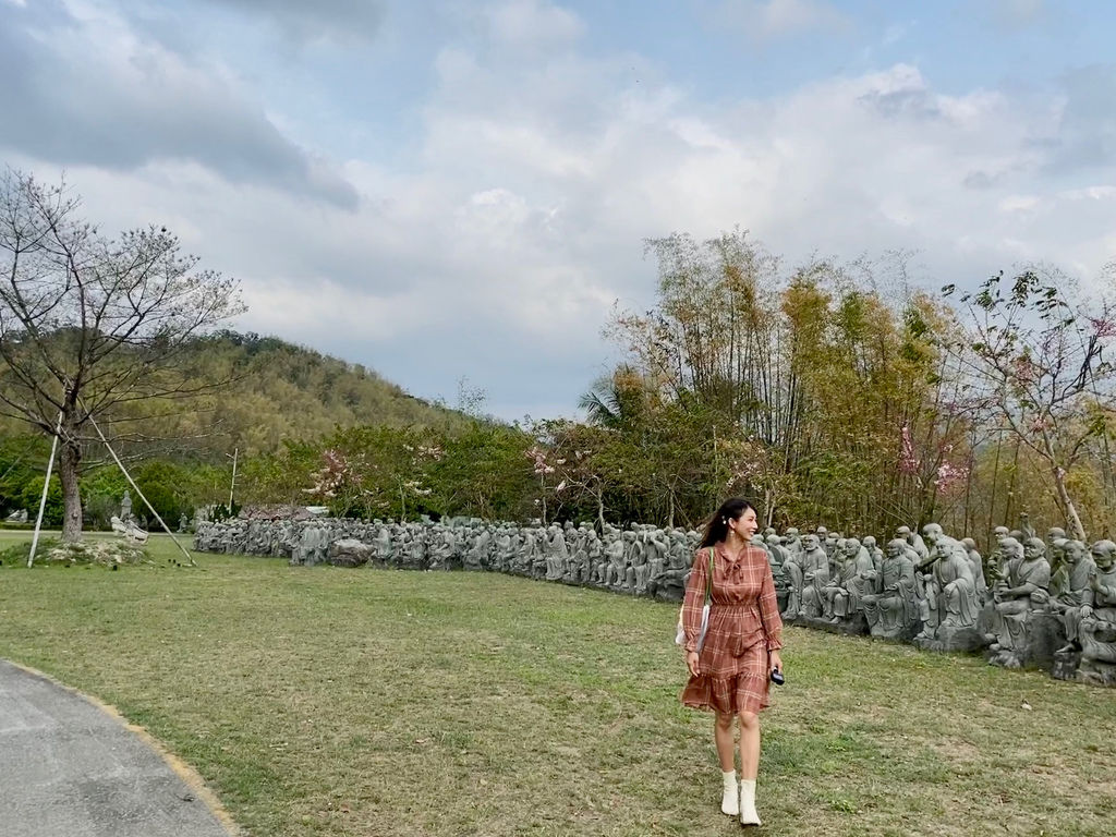 高雄六龜景點-坐落於寺院前的五百羅漢-諦願寺