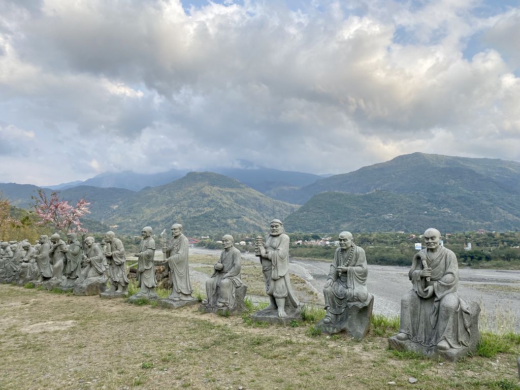 高雄六龜景點-坐落於寺院前的五百羅漢-諦願寺