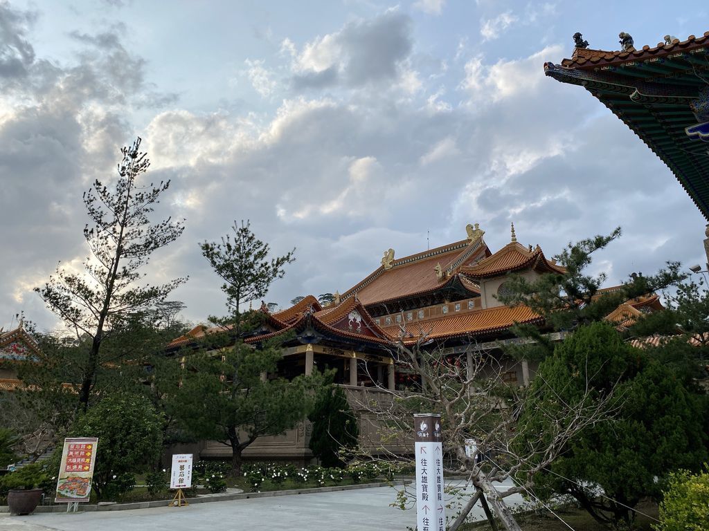 高雄六龜景點-坐落於寺院前的五百羅漢-諦願寺