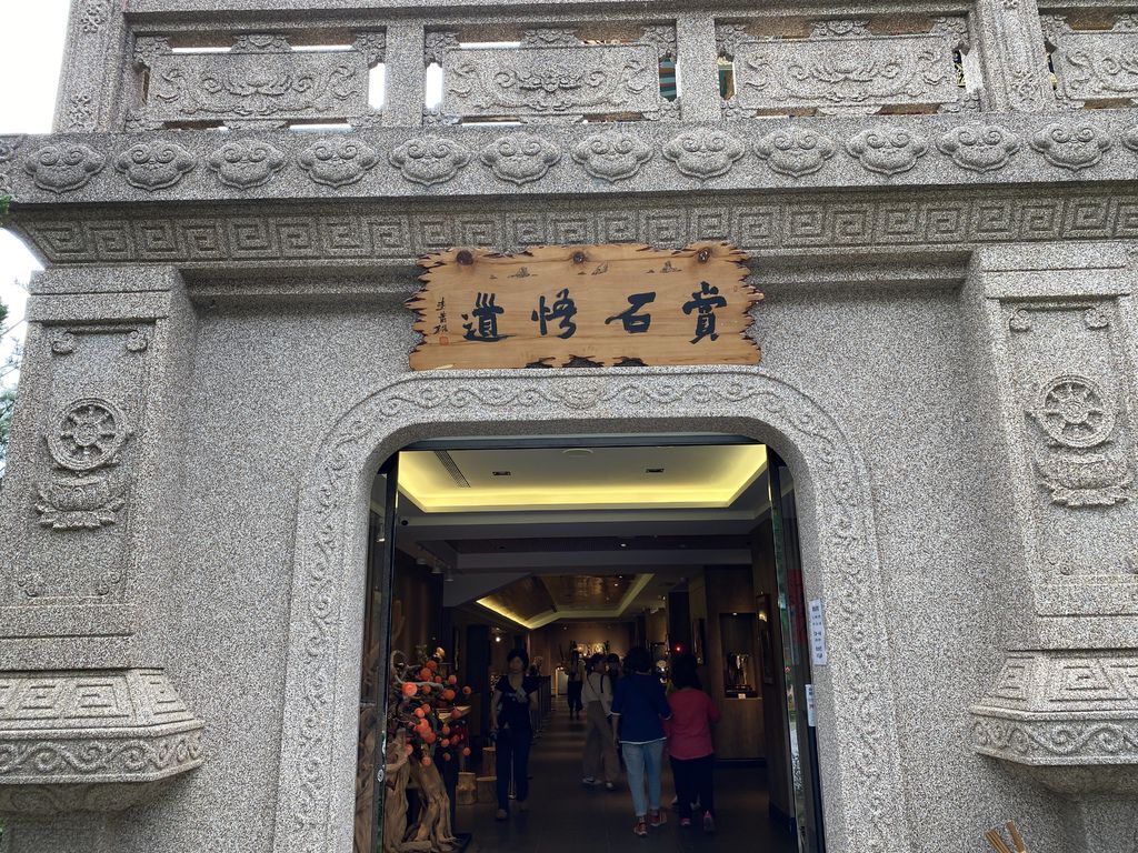 高雄六龜景點-坐落於寺院前的五百羅漢-諦願寺