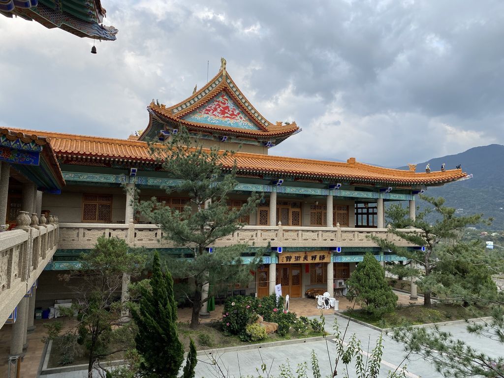 高雄六龜景點-坐落於寺院前的五百羅漢-諦願寺