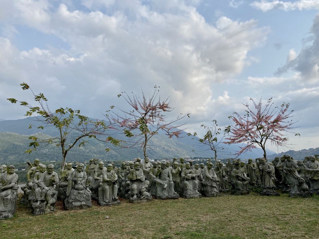 高雄六龜景點-坐落於寺院前的五百羅漢-諦願寺