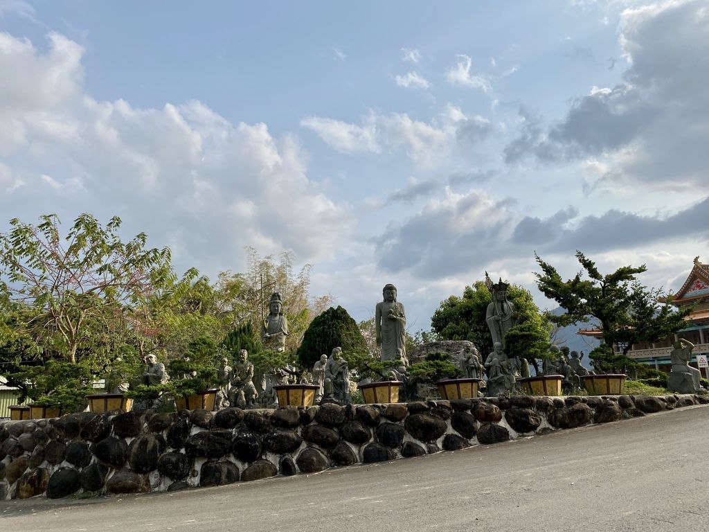 高雄六龜景點-坐落於寺院前的五百羅漢-諦願寺