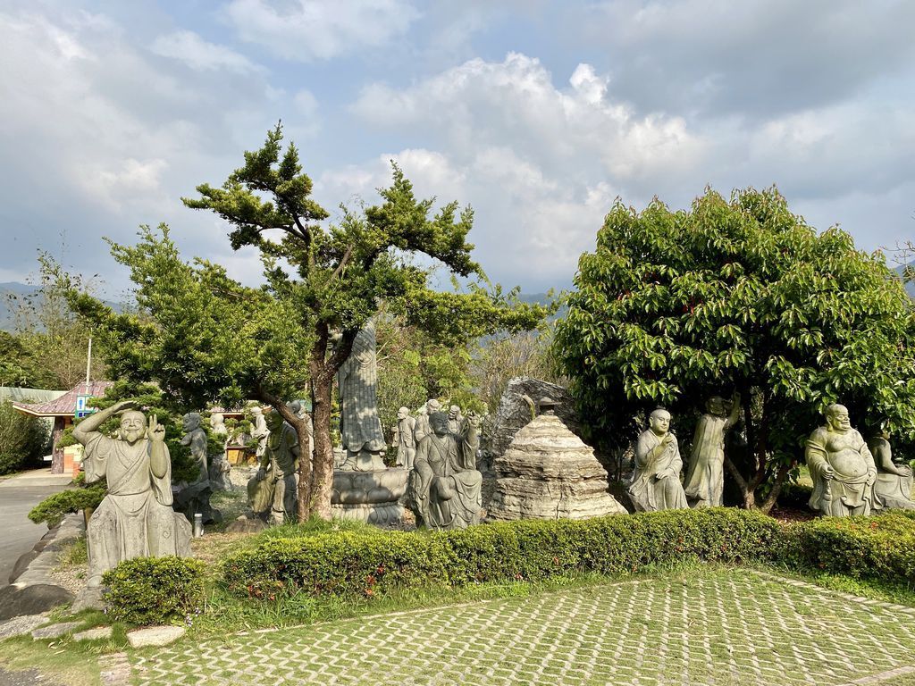 高雄六龜景點-坐落於寺院前的五百羅漢-諦願寺