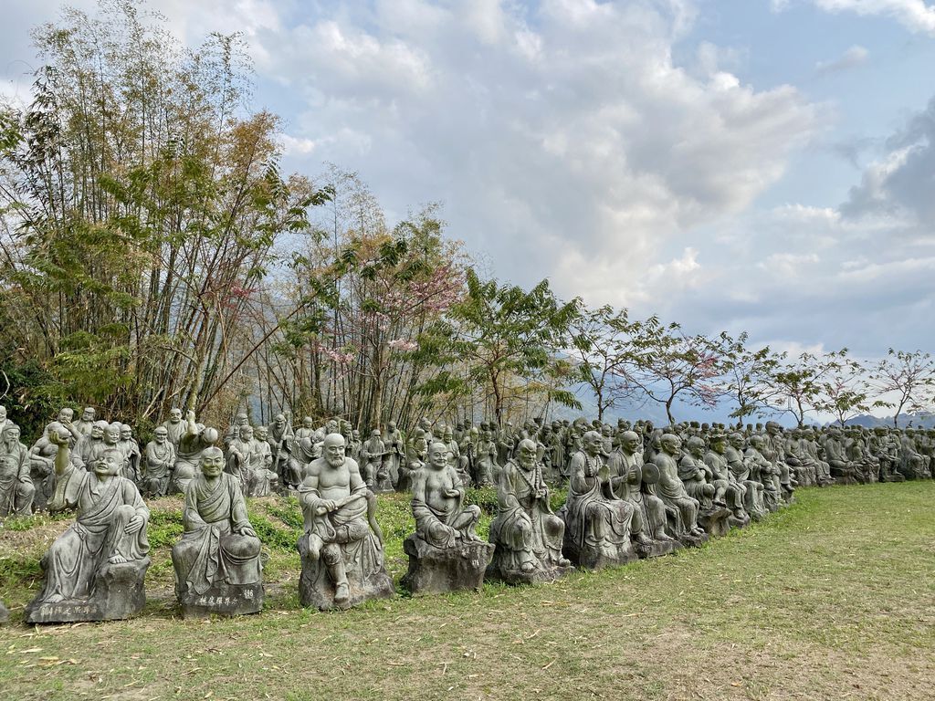 高雄六龜景點-坐落於寺院前的五百羅漢-諦願寺