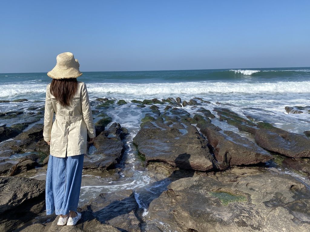 富貴角公園的老梅綠石槽,天然的綠色地毯!石門一日遊的好去處 富貴角公園的老梅綠石槽,天然的綠色地毯!石門一日遊的好去處