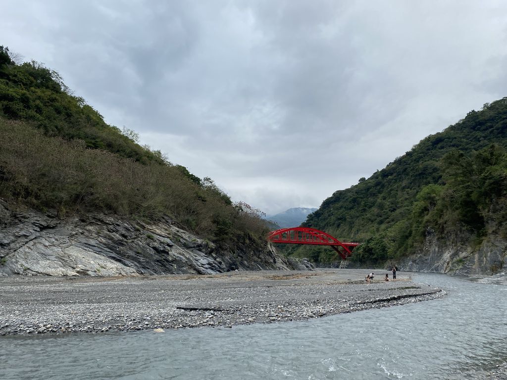 台東野溪溫泉-走路一分鐘就可以抵達的紅葉紅橋溫泉(紅葉溫泉)