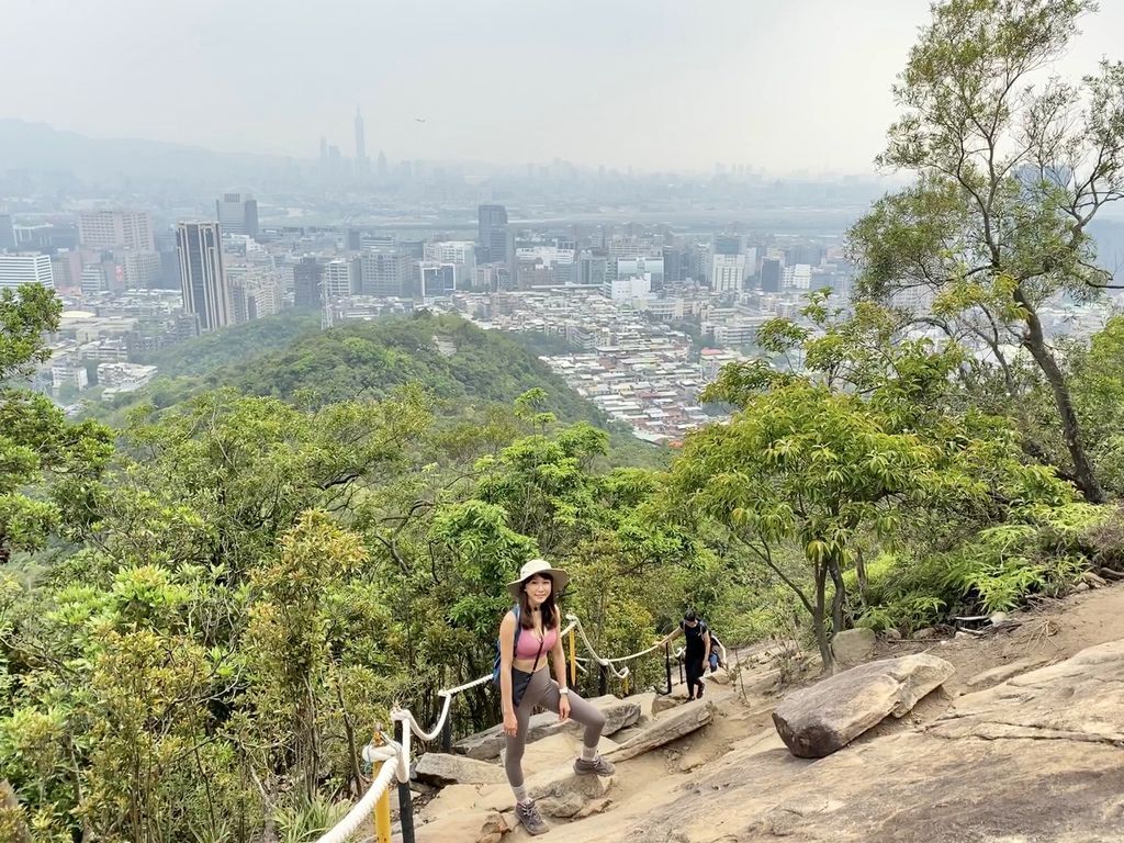 台北登山-金面山親山步道-在剪刀石、大岩壁體驗飛簷走壁