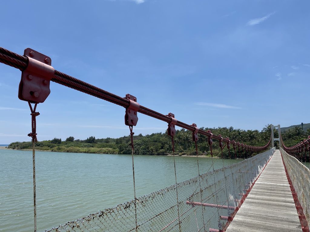 屏東滿州景點-在港口吊橋欣賞超美出海口及走訪濕地公園