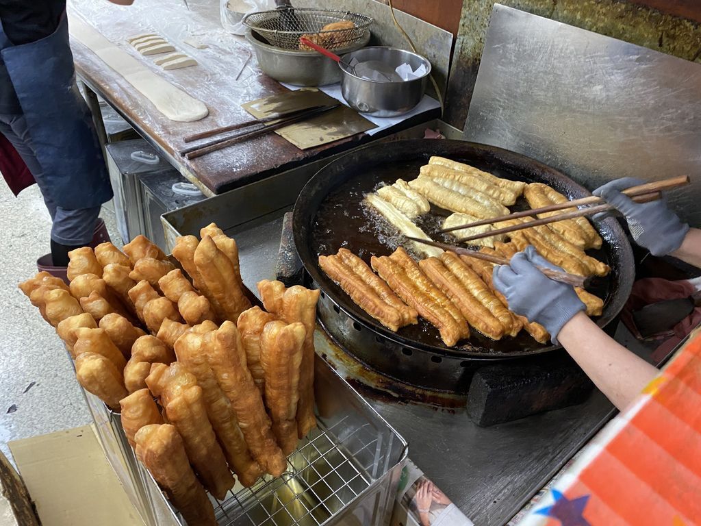 新莊美食-熊記燒餅油條專賣店,手工現做非吃不可的傳統早餐店 新莊美食-熊記燒餅油條專賣店,手工現做非吃不可的傳統早餐店