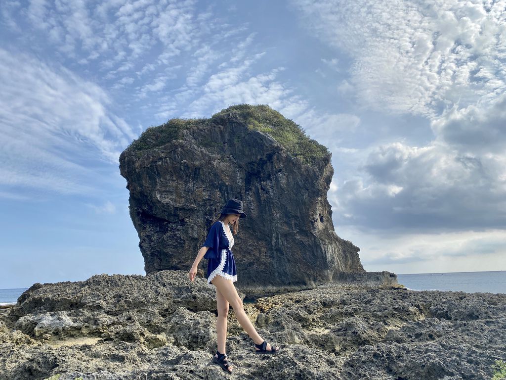 屏東墾丁景點-海岸邊的巨大珊瑚礁岩塊-船帆石