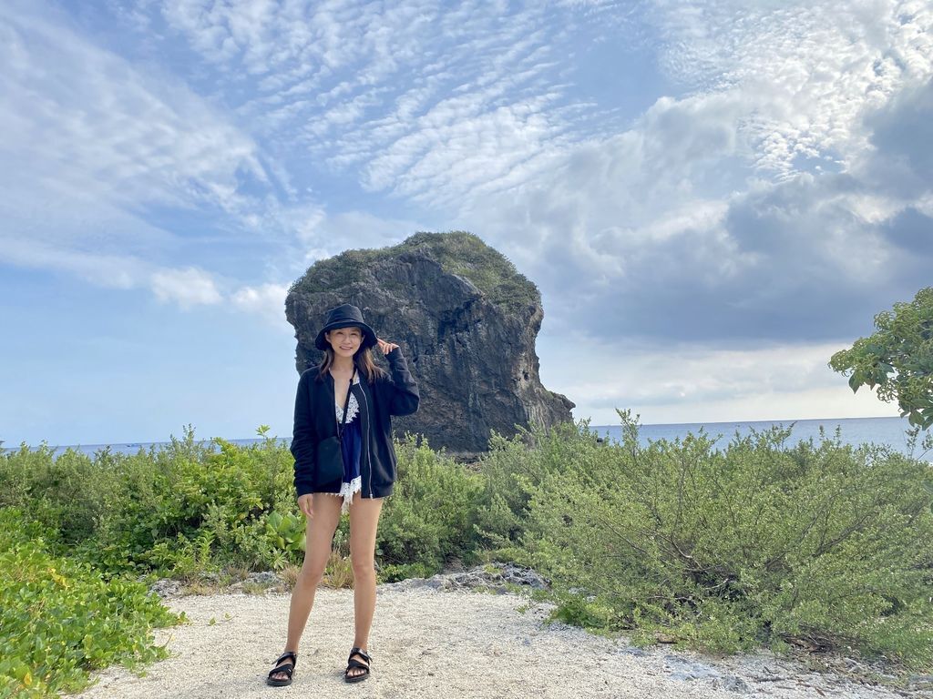 屏東墾丁景點-海岸邊的巨大珊瑚礁岩塊-船帆石