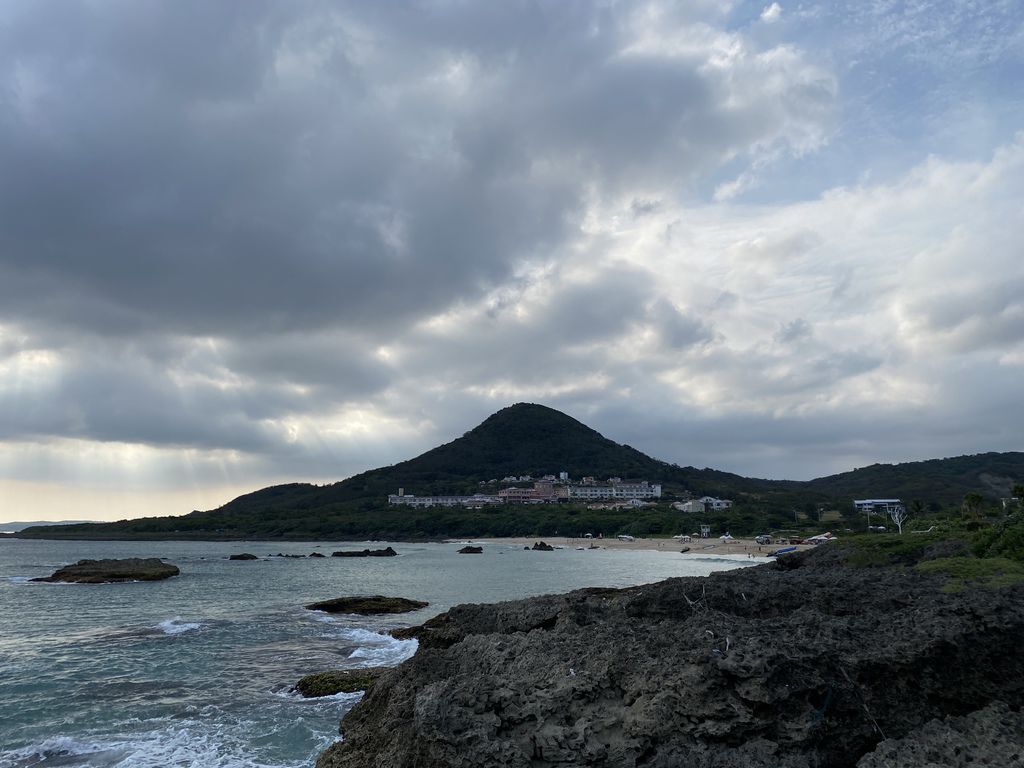 屏東墾丁景點-海岸邊的巨大珊瑚礁岩塊-船帆石