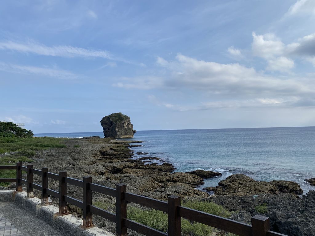 屏東墾丁景點-海岸邊的巨大珊瑚礁岩塊-船帆石