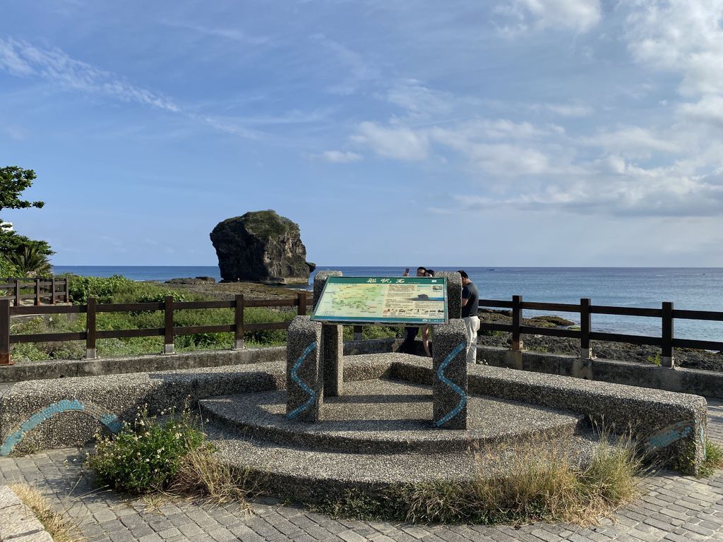 屏東墾丁景點-海岸邊的巨大珊瑚礁岩塊-船帆石