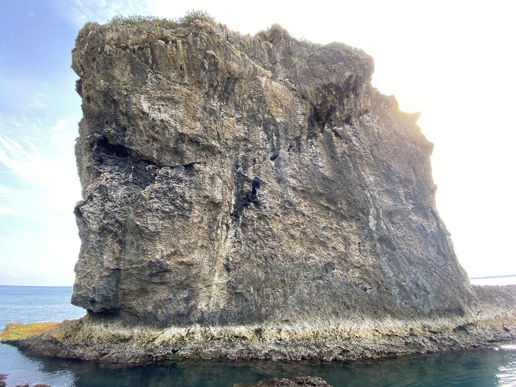 屏東墾丁景點-海岸邊的巨大珊瑚礁岩塊-船帆石