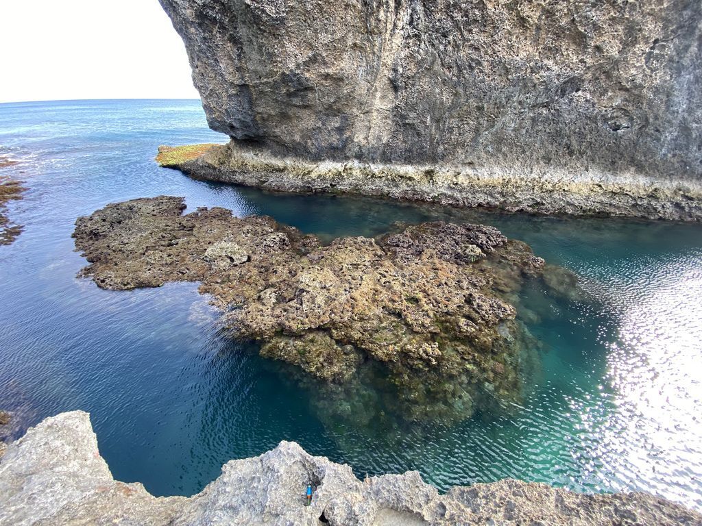 屏東墾丁景點-海岸邊的巨大珊瑚礁岩塊-船帆石