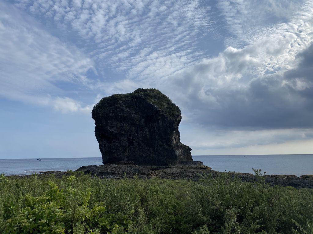 屏東墾丁景點-海岸邊的巨大珊瑚礁岩塊-船帆石