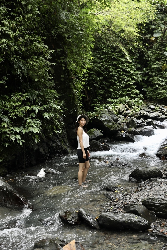 宜蘭礁溪瀑布景點-跟著丁小羽去林美石磐步道上的石磐瀑布