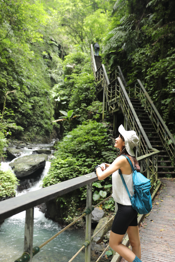 宜蘭礁溪瀑布景點-跟著丁小羽去林美石磐步道上的石磐瀑布