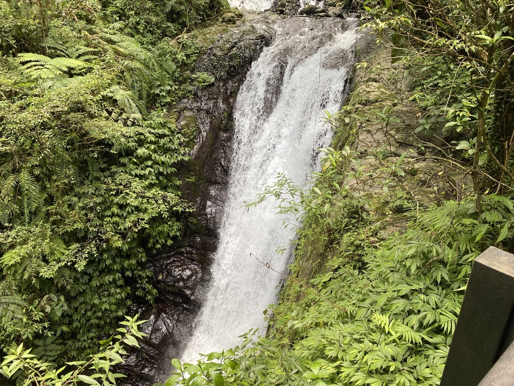 宜蘭礁溪瀑布景點-跟著丁小羽去林美石磐步道上的石磐瀑布
