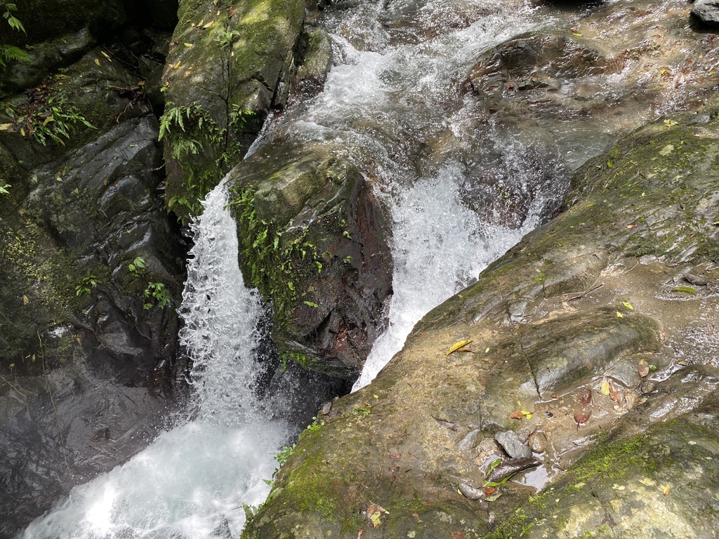 宜蘭礁溪瀑布景點-跟著丁小羽去林美石磐步道上的石磐瀑布