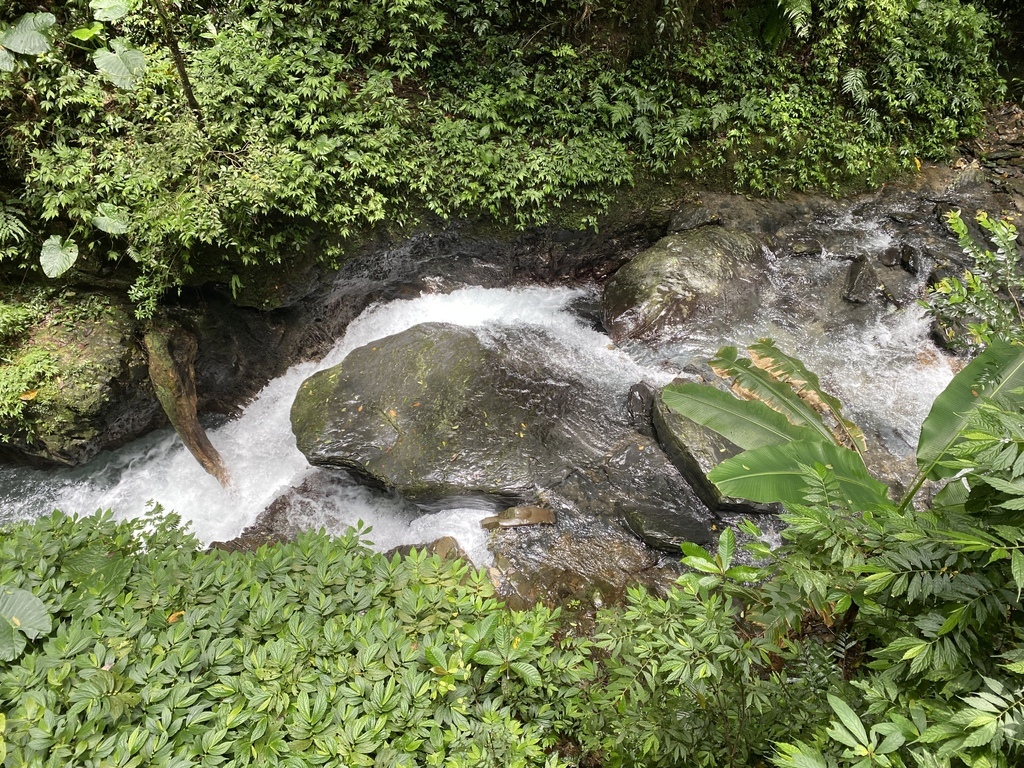 宜蘭礁溪瀑布景點-跟著丁小羽去林美石磐步道上的石磐瀑布