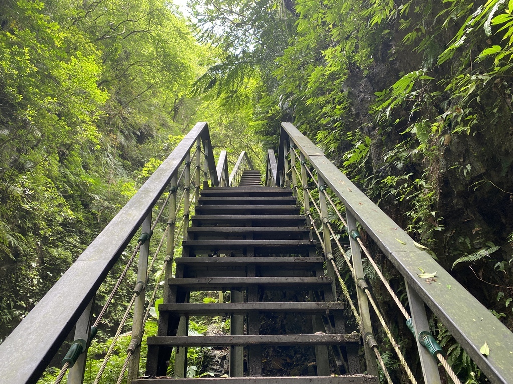 宜蘭礁溪瀑布景點-跟著丁小羽去林美石磐步道上的石磐瀑布