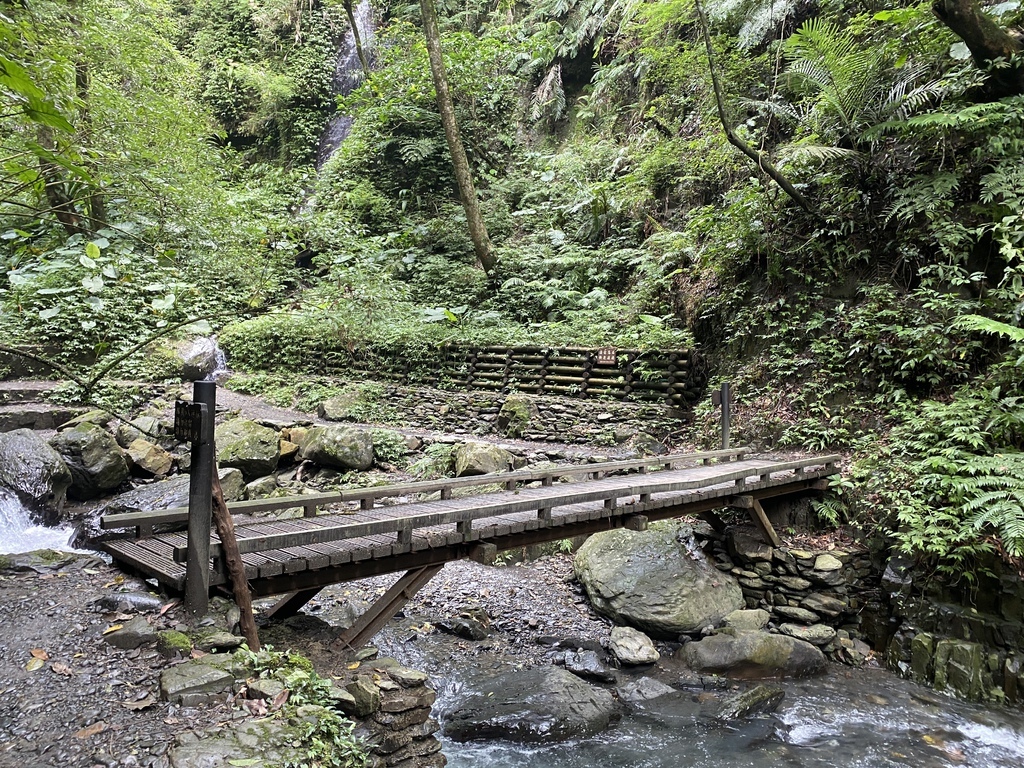 宜蘭礁溪瀑布景點-跟著丁小羽去林美石磐步道上的石磐瀑布