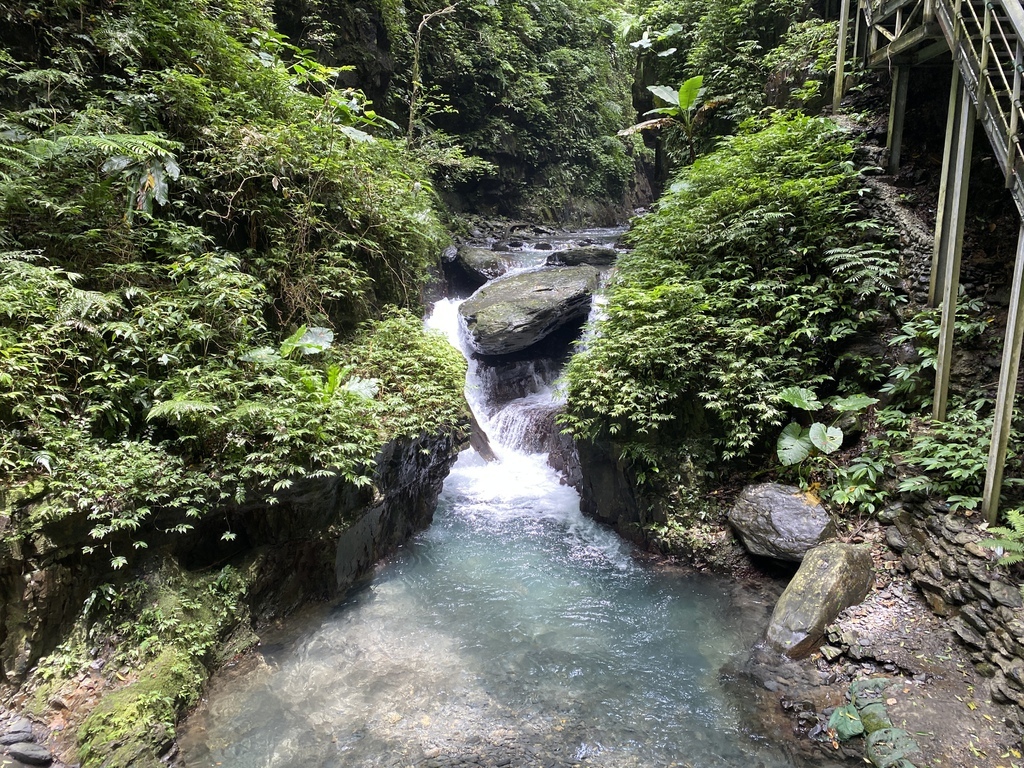 宜蘭礁溪瀑布景點-跟著丁小羽去林美石磐步道上的石磐瀑布