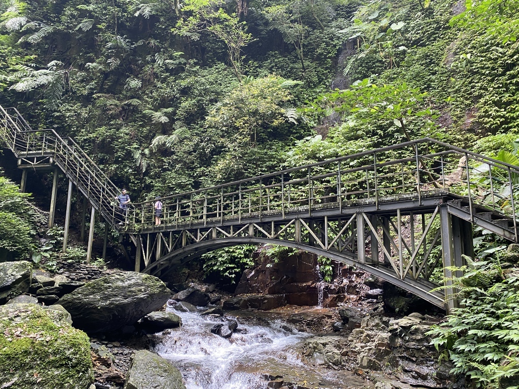 宜蘭礁溪瀑布景點-跟著丁小羽去林美石磐步道上的石磐瀑布