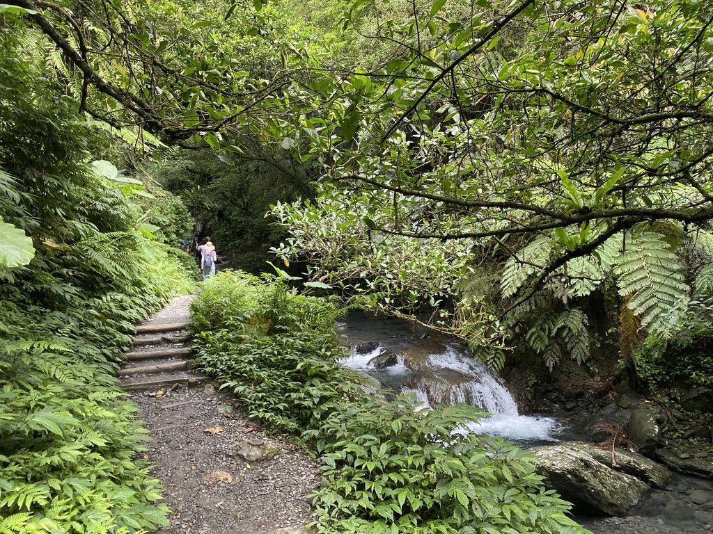 宜蘭礁溪瀑布景點-跟著丁小羽去林美石磐步道上的石磐瀑布