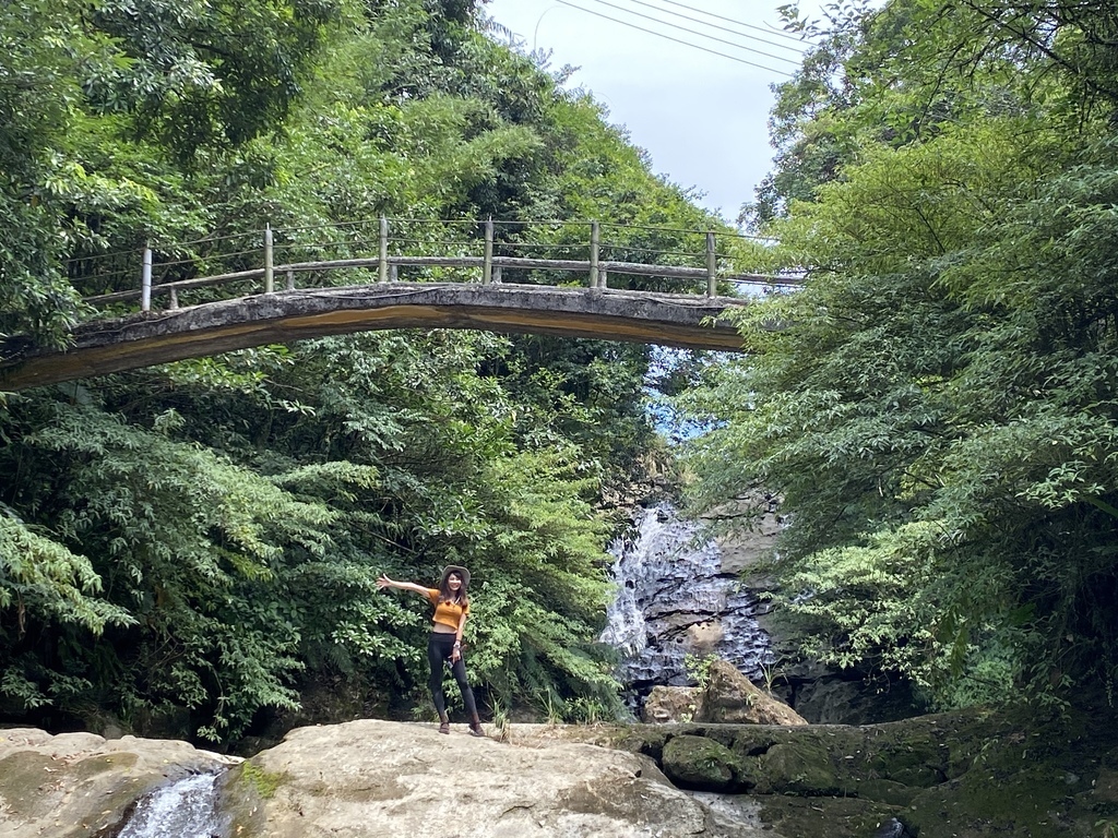 平溪瀑布景點-萬寶洞紀念公園的斜壁式瀑布-萬寶洞瀑布