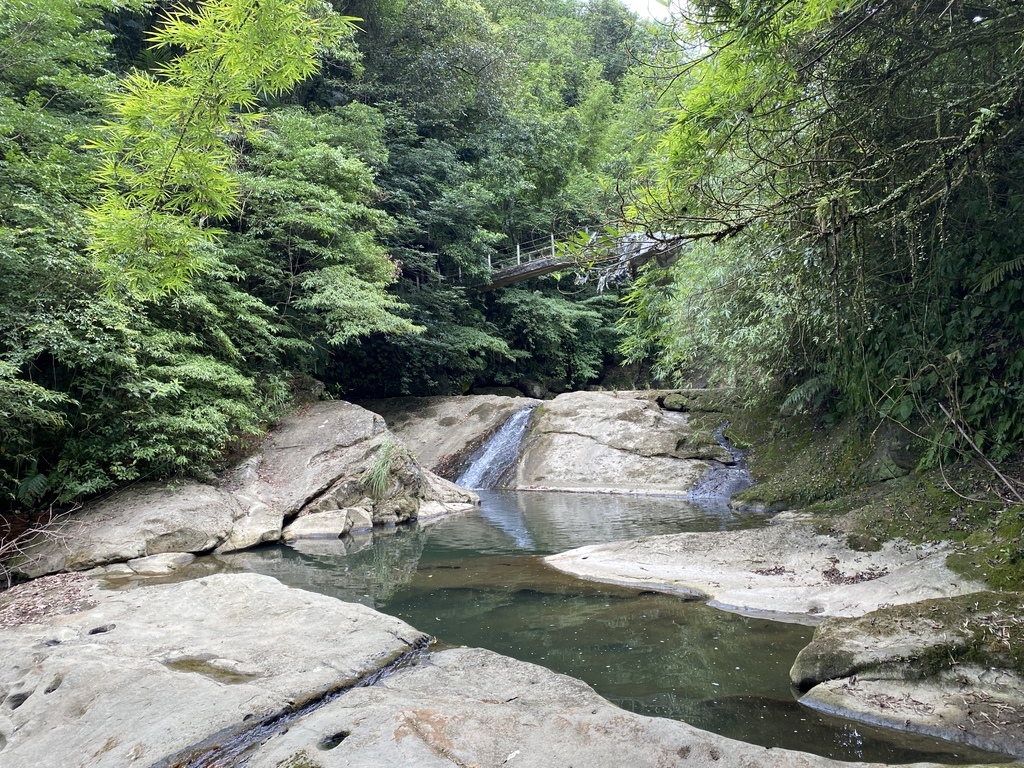 平溪瀑布景點-萬寶洞紀念公園的斜壁式瀑布-萬寶洞瀑布