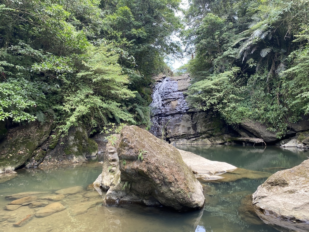 平溪瀑布景點-萬寶洞紀念公園的斜壁式瀑布-萬寶洞瀑布