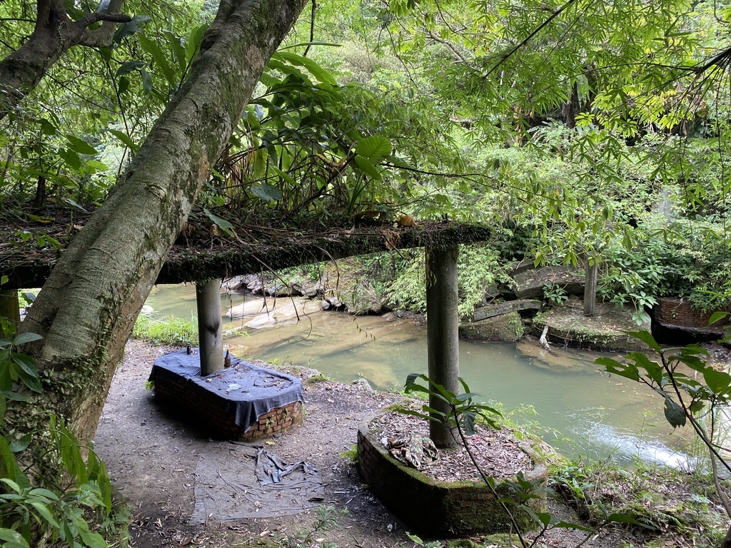 平溪瀑布景點-萬寶洞紀念公園的斜壁式瀑布-萬寶洞瀑布