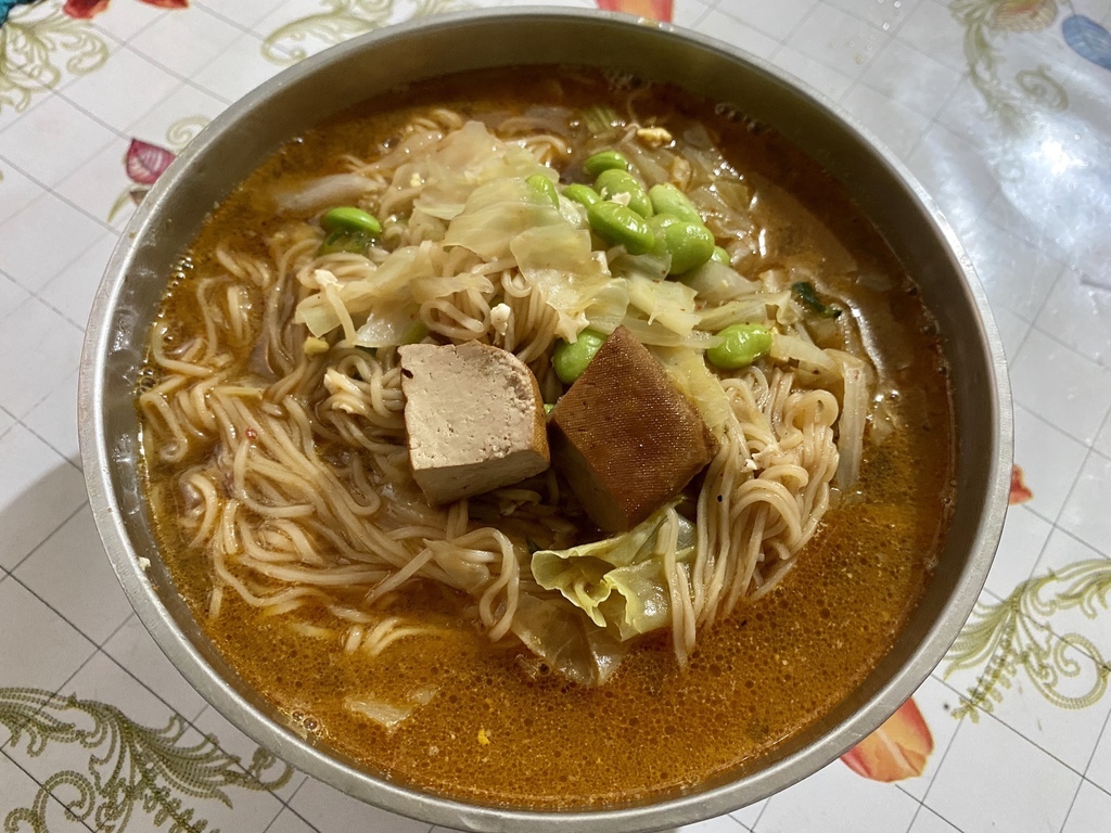 超商素食泡麵-維力素飄香麻辣燙風味麵，給你很夠味的麻辣感！