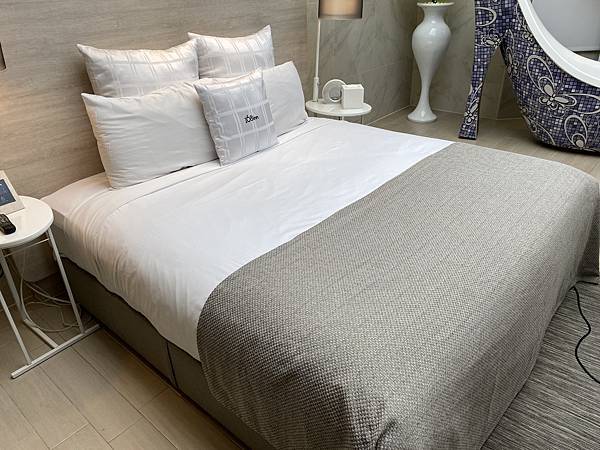 丁小羽-六星汽車旅館