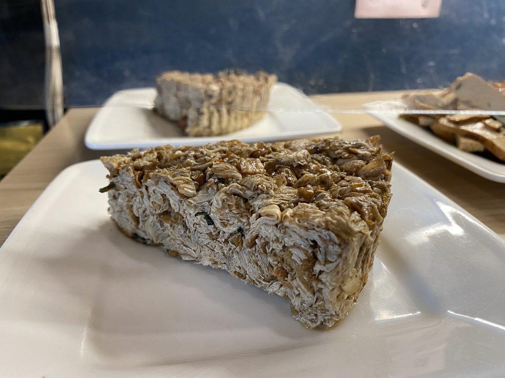 台南素食料理-林家素食(文南店)，好吃的素食蘿蔔糕跟猴頭菇麵線