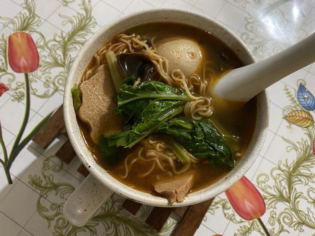 超商素食泡麵-維力素飄香麻辣燙風味麵，給你很夠味的麻辣感！