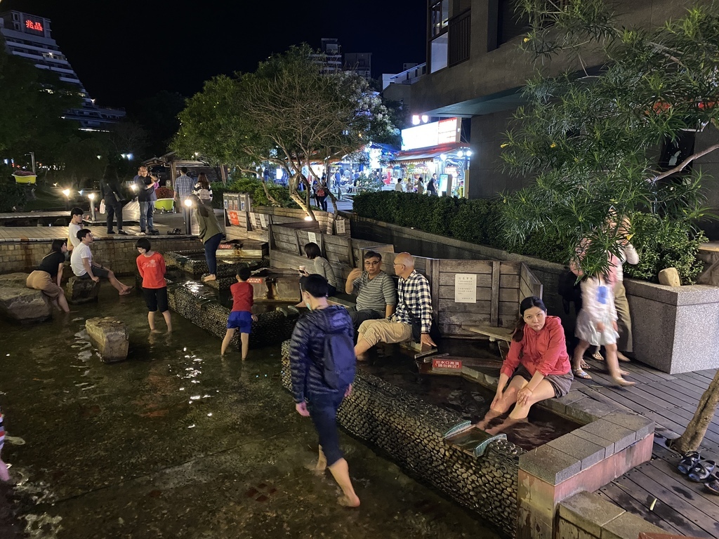 宜蘭礁溪景點-湯圍溝溫泉公園，免費泡腳、體驗溫泉魚