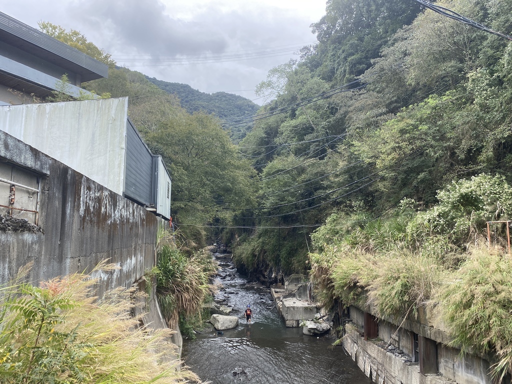 南投野溪溫泉-馬海濮野溪溫泉，超美的彩壁峽谷跟岩窟溫泉秘境