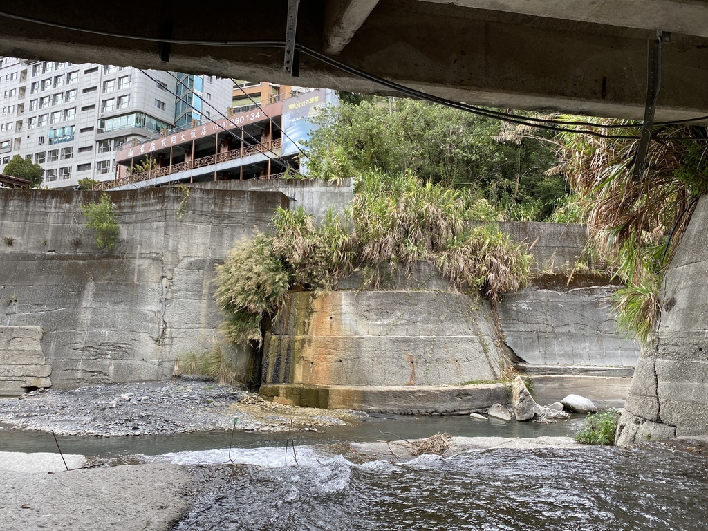 南投野溪溫泉-馬海濮野溪溫泉,超美的彩壁峽谷跟岩窟溫泉秘境 南投野溪溫泉-馬海濮野溪溫泉,超美的彩壁峽谷跟岩窟溫泉秘境