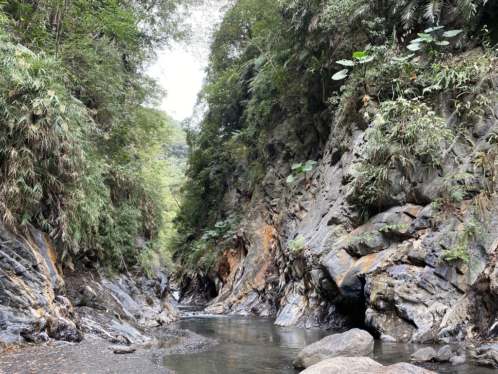 南投野溪溫泉-馬海濮野溪溫泉,超美的彩壁峽谷跟岩窟溫泉秘境 南投野溪溫泉-馬海濮野溪溫泉,超美的彩壁峽谷跟岩窟溫泉秘境