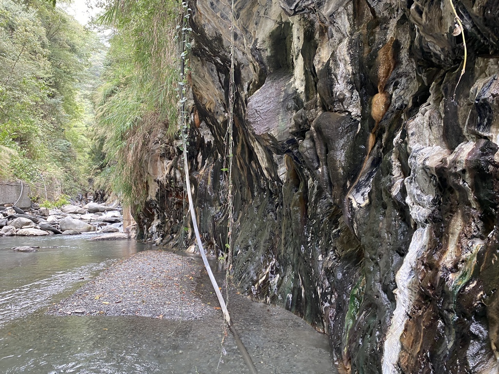 南投野溪溫泉-馬海濮野溪溫泉,超美的彩壁峽谷跟岩窟溫泉秘境 南投野溪溫泉-馬海濮野溪溫泉,超美的彩壁峽谷跟岩窟溫泉秘境