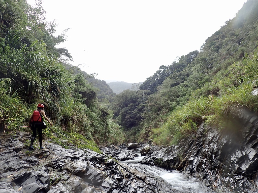 南投野溪溫泉-馬海濮野溪溫泉,超美的彩壁峽谷跟岩窟溫泉秘境 南投野溪溫泉-馬海濮野溪溫泉,超美的彩壁峽谷跟岩窟溫泉秘境