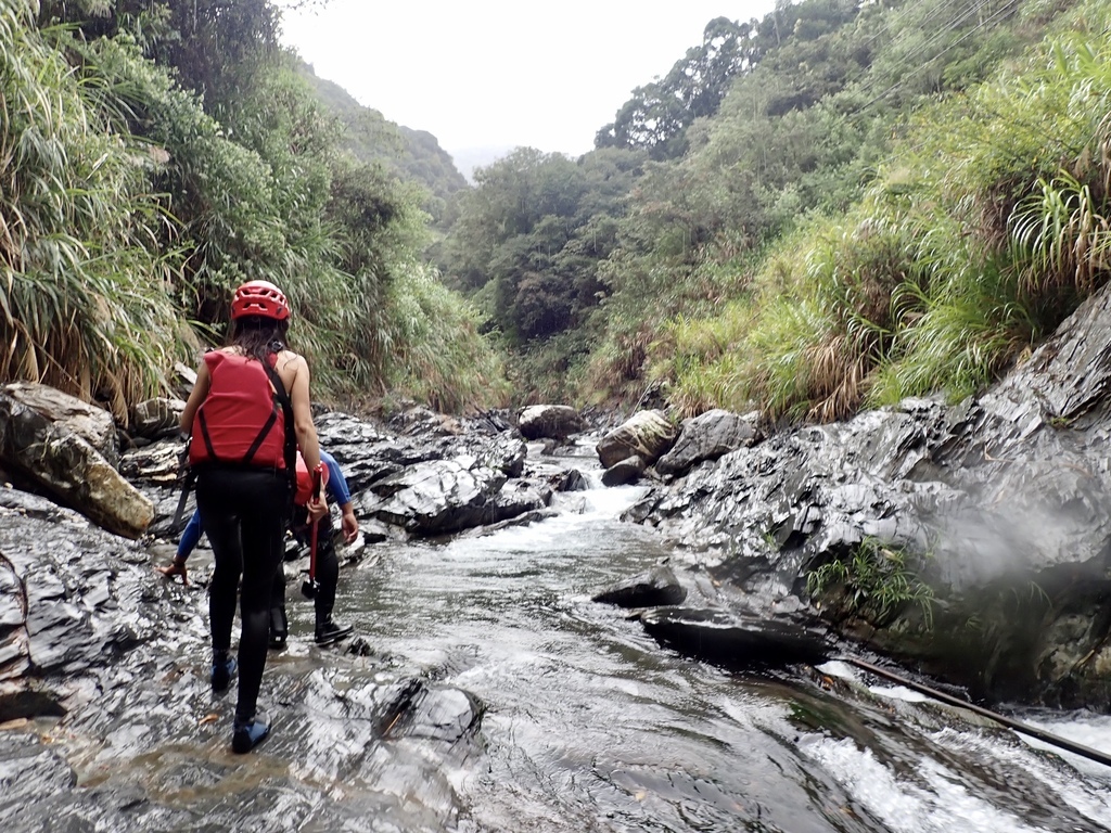 南投野溪溫泉-馬海濮野溪溫泉,超美的彩壁峽谷跟岩窟溫泉秘境 南投野溪溫泉-馬海濮野溪溫泉,超美的彩壁峽谷跟岩窟溫泉秘境
