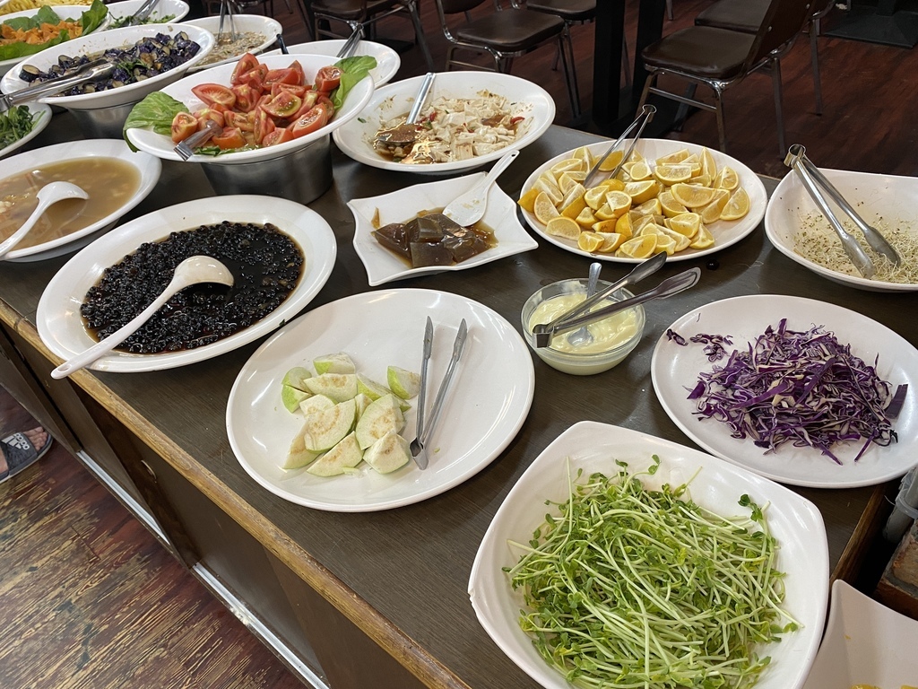 宜蘭羅東素食吃到飽自助餐-心悅齋素食館，只要百元就可以讓你素食吃到飽