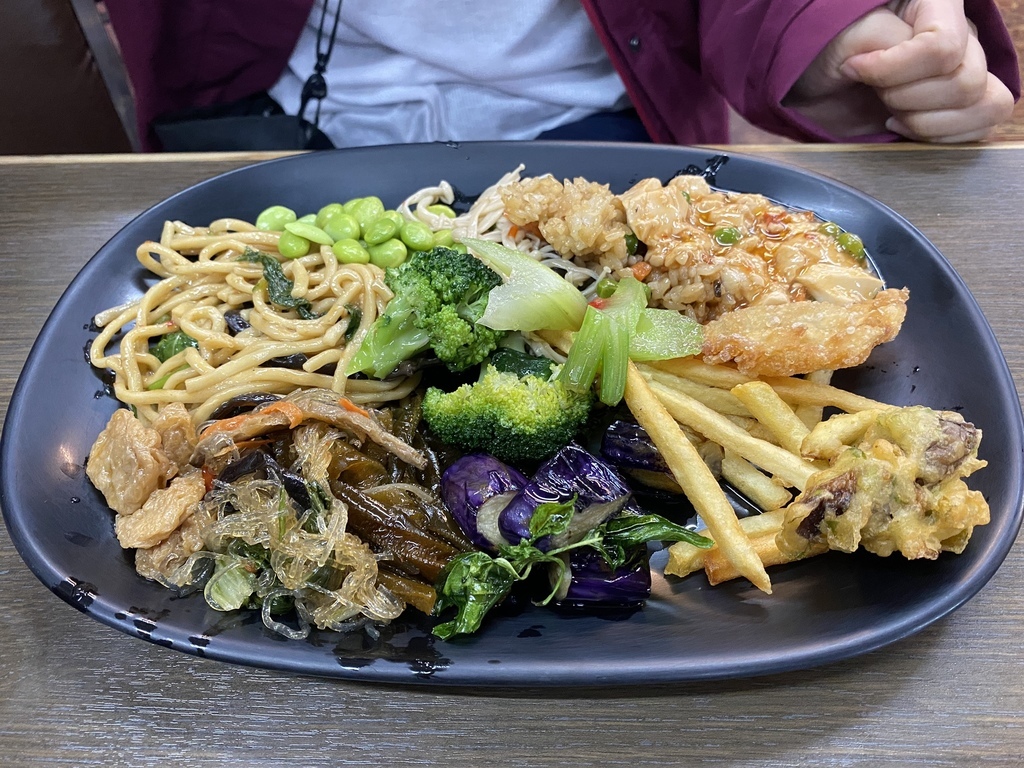 宜蘭羅東素食吃到飽自助餐-心悅齋素食館，只要百元就可以讓你素食吃到飽